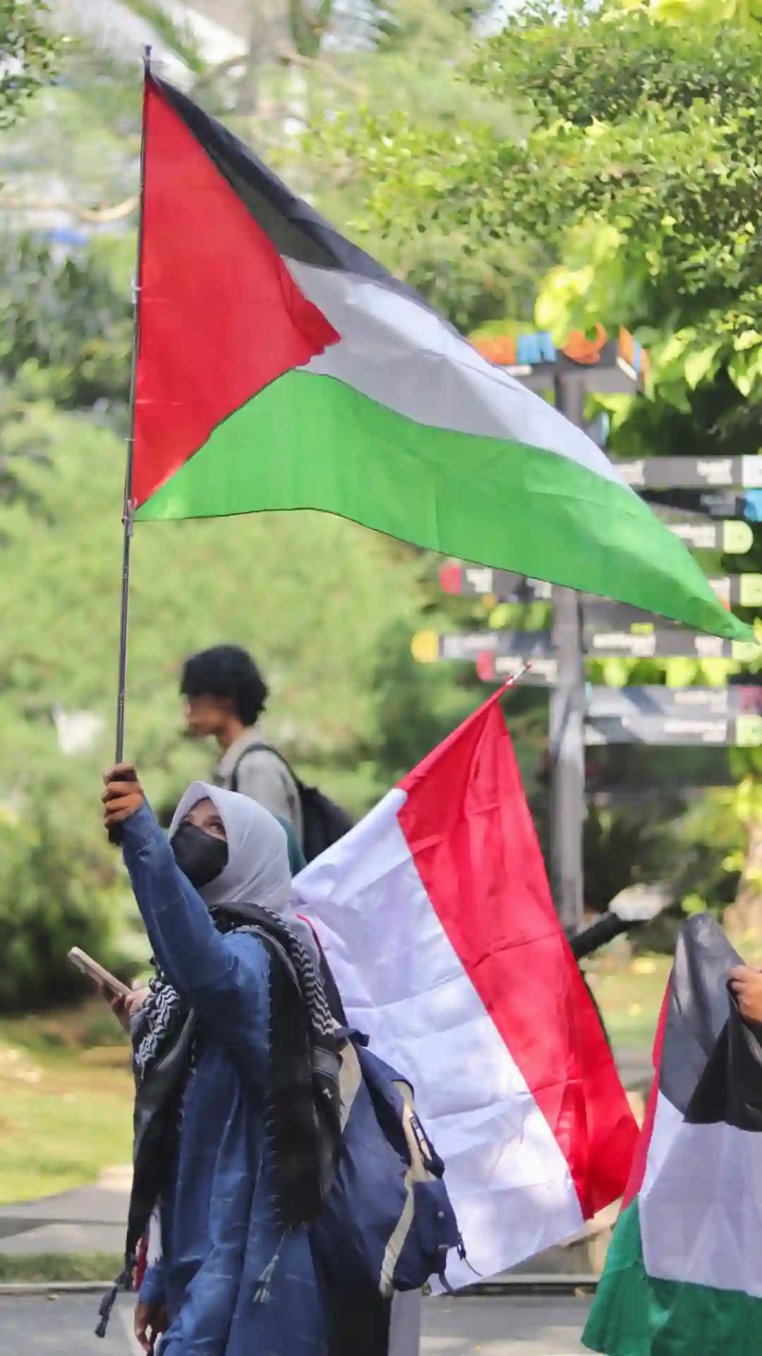 Bendera Indonesia dan Palestina selalu dikibarkan oleh peserta aksi Brawijaya Student for Justice in Palestine - www.infomalangraya.co.id