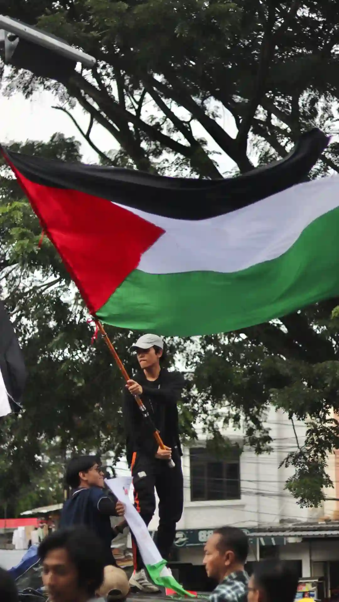 Bendera Palestina ukuran besar dikibarkan oleh peserta aksi Brawijaya Student for Justice in Palestine - www.infomalangraya.co.id