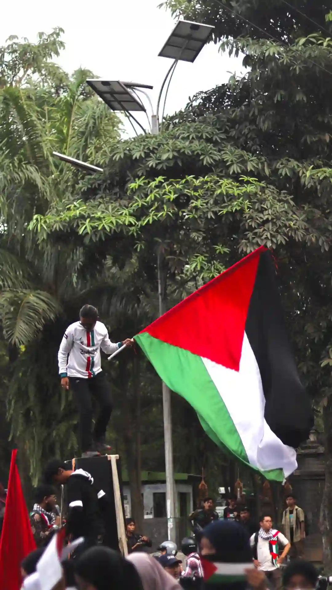 Bendera Palestina ukuran besar dikibarkan oleh peserta aksi Brawijaya Student for Justice in Palestine - www.infomalangraya.co.id