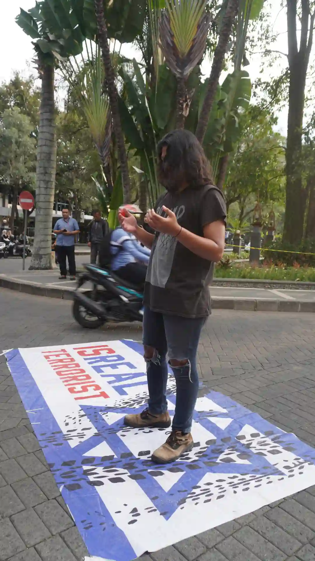 Bentuk penolakan terhadap penjajahan dengan menginjak bendera Israel oleh peserta Brawijaya Students for Justice in Palestine -www.infomalangraya.co.id