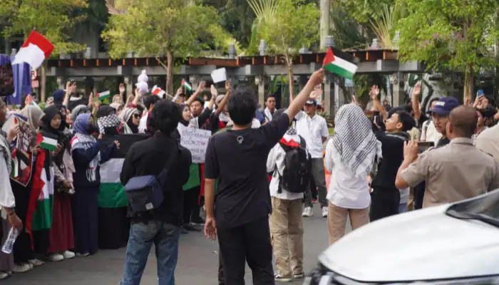 Aksi Massa Brawijaya Student for Justice in Palestine berkumpul di Bundaran Universitas Brawijaya Kota Malang - www.infomalangraya.co.id