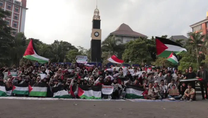 Bundaran UB jadi pusat aksi solidaritas Aksi Massa Brawijaya Student for Justice in Palestine - www.infomalangraya.co.id